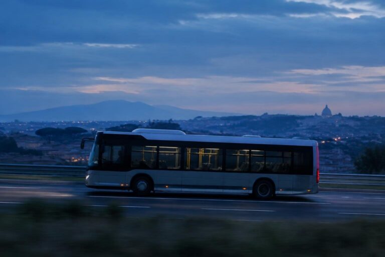 Aumenti degli abbonamenti bus L’Aquila-Roma: la Lega chiede la revisione