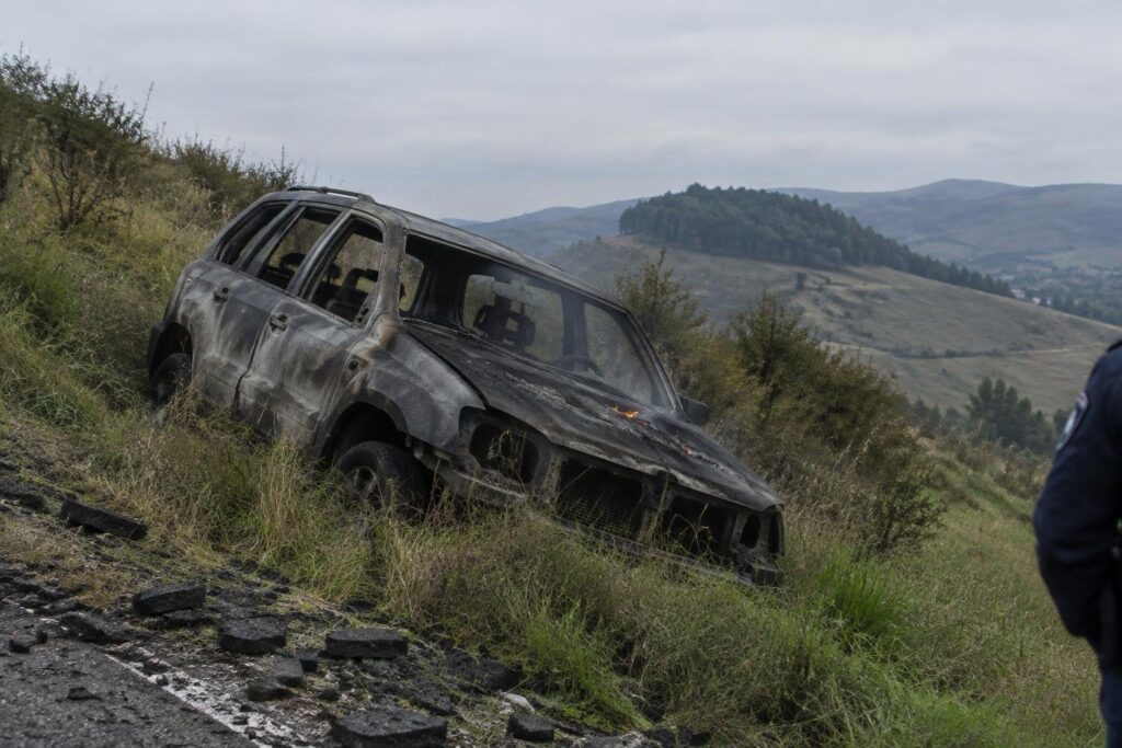 Giovane di 27 anni trovato senza vita vicino a un’auto bruciata