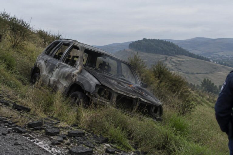 Giovane di 27 anni trovato senza vita vicino a un’auto bruciata