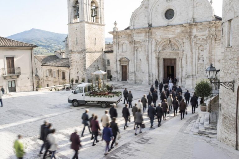 Guanti di Padre Pio a Pescina: fede e speranza per la città