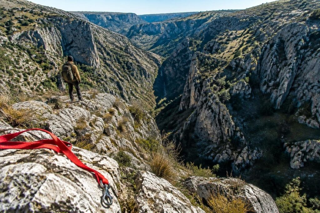 Guinzaglio rosso al Vallone dell’Inferno: indizio su Karol Brozek