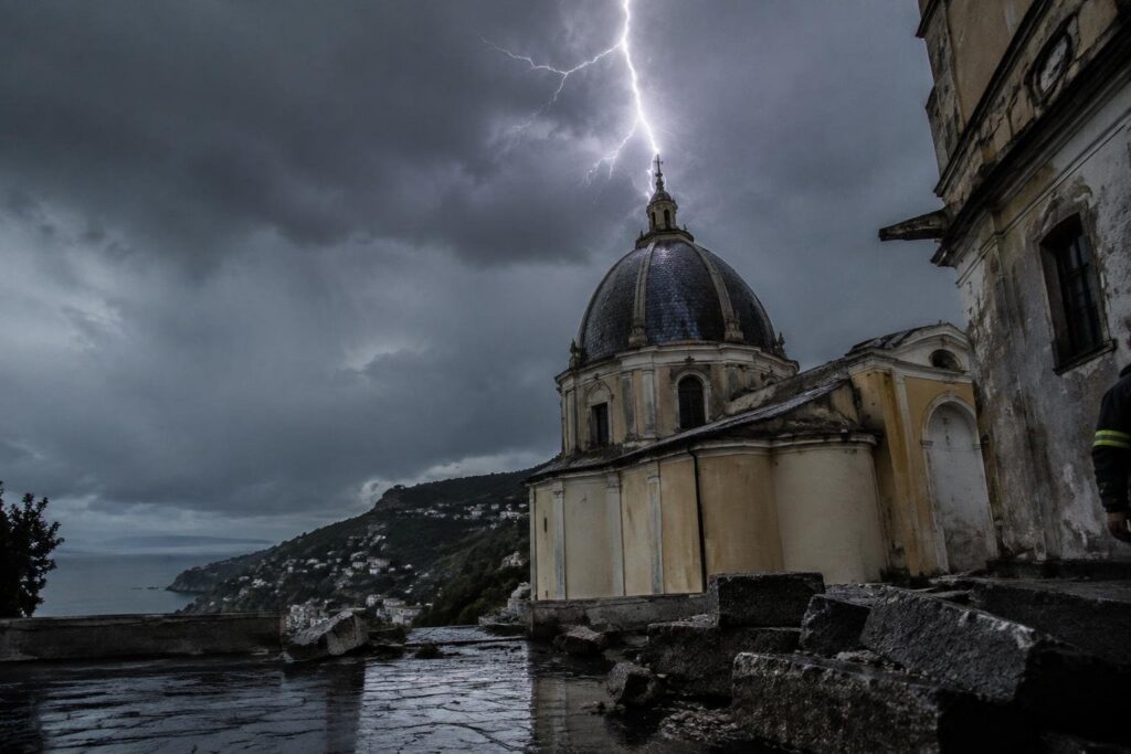 Tempesta in Campania: fulmine sulla cupola di San Gaetano