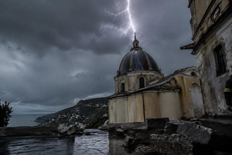 Tempesta in Campania: fulmine sulla cupola di San Gaetano