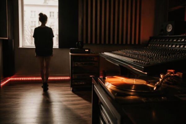 Théa’s high-octane album Popstar Speedrun drops this Friday