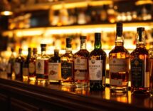 Bottiglie di whiskey artigianale in un bar elegante