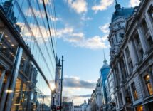 Ferrari Daytona SP3 in un contesto di lusso e sicurezza