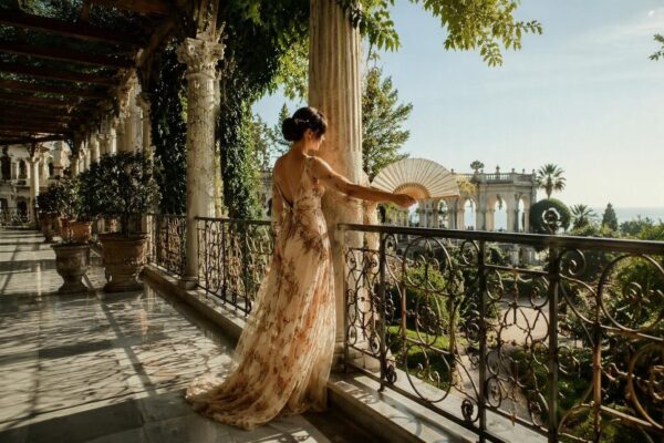 Come usare il ventaglio con eleganza in outfit estivi formali