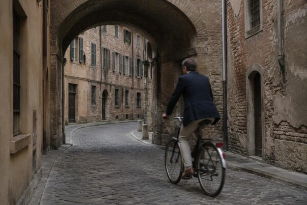 Dall'abito bianco al blazer: i must-have che raccontano l'Italia
