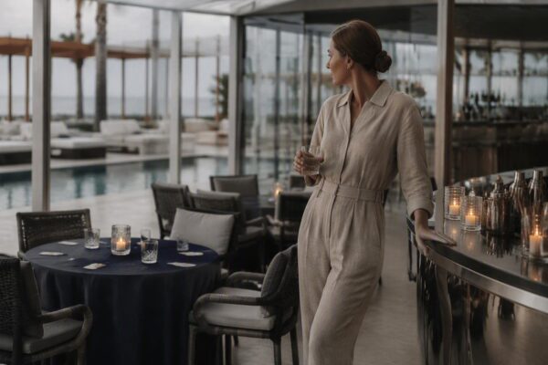 Dress code per beach club esclusivi: eleganza dal pranzo al tramonto