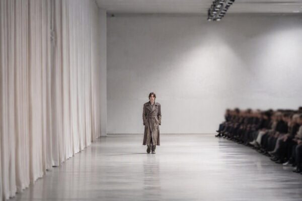Moda autunno/inverno 2026-2027: il fascino del disordine studiato