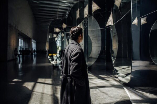 Come vestirsi alle installazioni immersive: tessuti anti-riflesso, accessori discreti e scarpe chic-comfort
