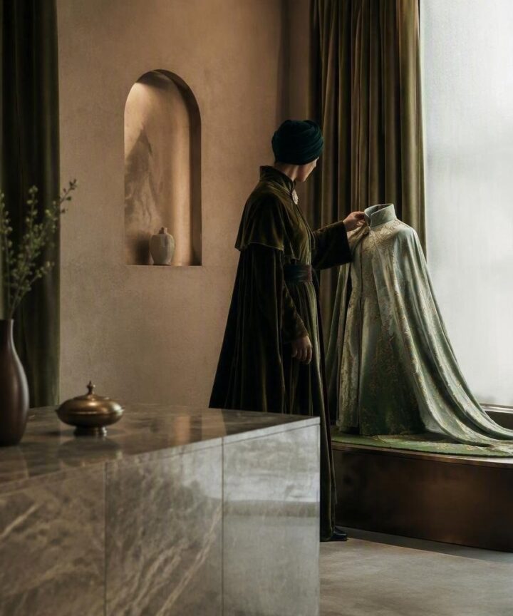 Guida al massimalismo di lusso: look audaci ma eleganti