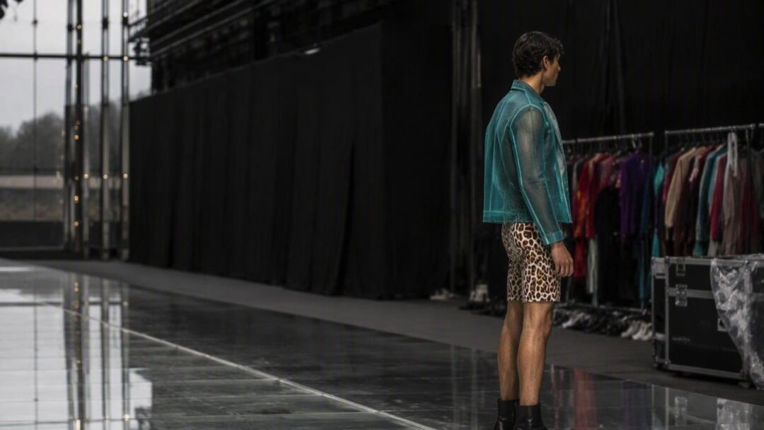 Tendenze moda autunno-inverno 2026/2027: dai colori vivaci alle trasparenze audaci