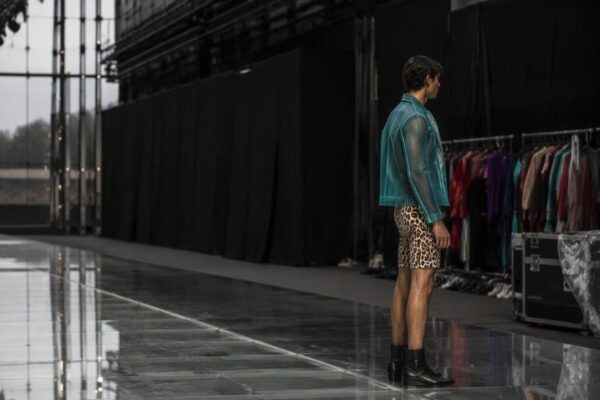 Tendenze moda autunno-inverno 2026/2027: dai colori vivaci alle trasparenze audaci