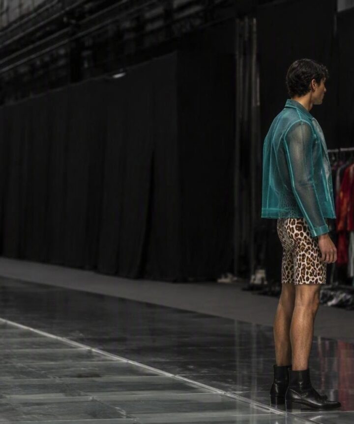Tendenze moda autunno-inverno 2026/2027: dai colori vivaci alle trasparenze audaci
