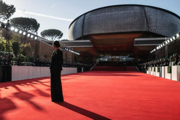 Il look minimalista di Kasia Smutniak al debutto di Mustang