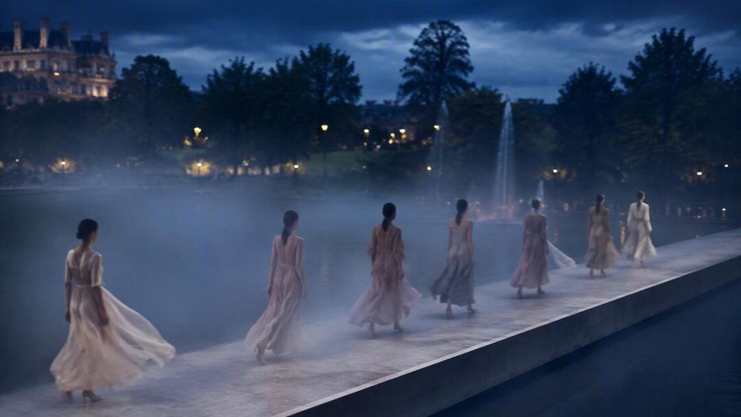 La sfilata di Dior al Jardin des Tuileries celebra la leggerezza