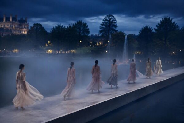 La sfilata di Dior al Jardin des Tuileries celebra la leggerezza