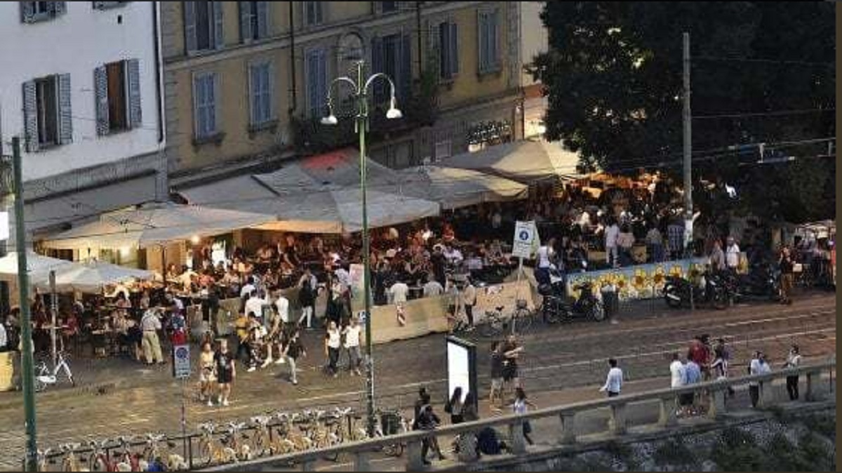 Sedicenne accoltellato sui Navigli a Milano: aggressore in fuga