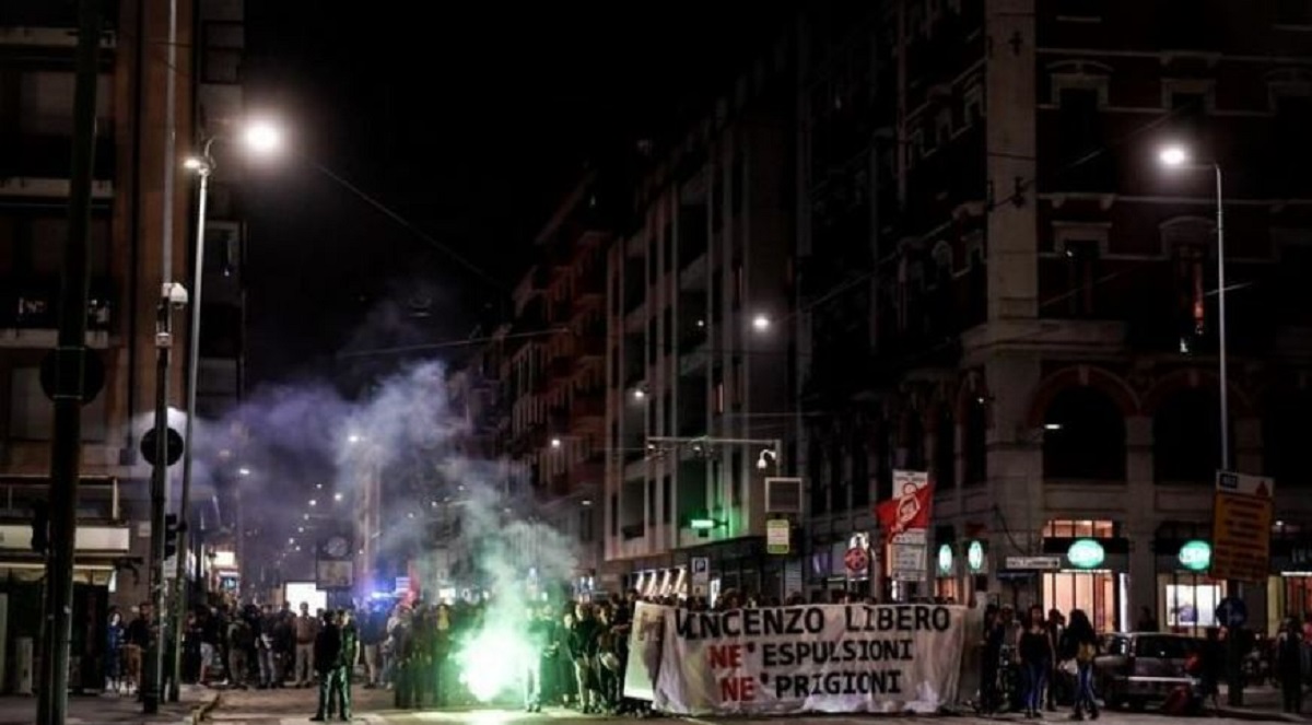 Corteo di anarchici a Milano per la liberazione di Vincenzo Vecchi