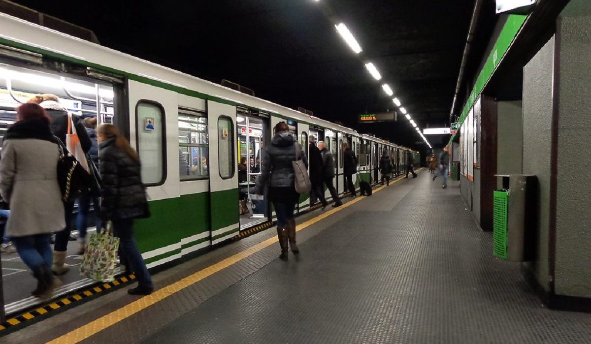 Rallentamenti sulla M2: treni fermi e ingressi scaglionati all’ora di punta
