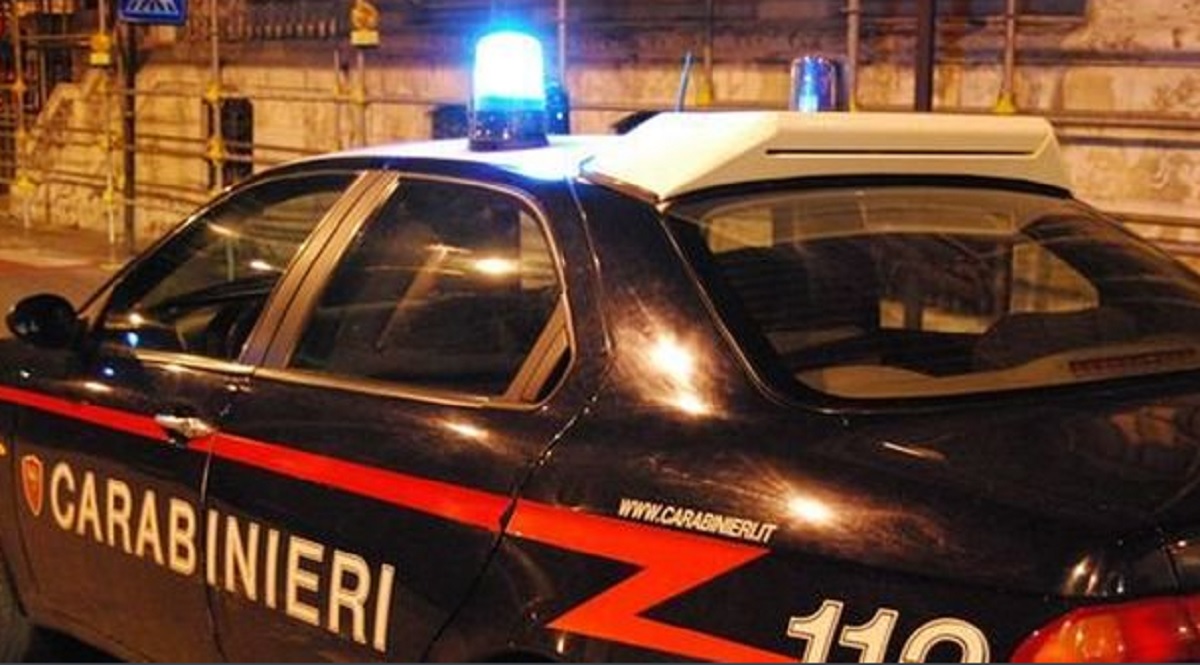 Picchia e minaccia matrigna, poi distrugge la casa: arrestata 24enne