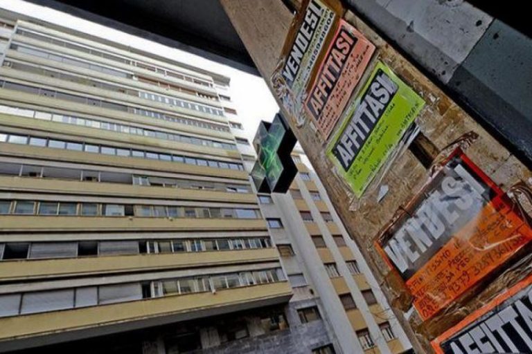 Milano, annuncio di affitto case per soli “gay attivi e riservati”