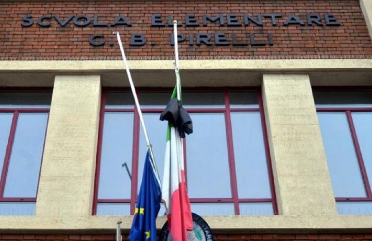 Bambino morto a scuola a Milano, i funerali: “Mai più simili tragedie”