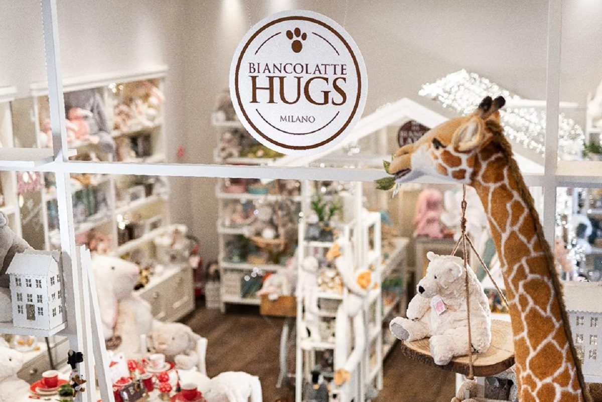 A Milano apre il primo bar con i peluche giganti dove fare Hug Therapy