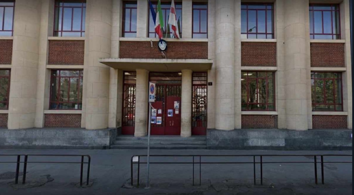Bimbo caduto dalle scale, la mamma: “Lasciato solo nel corridoio”