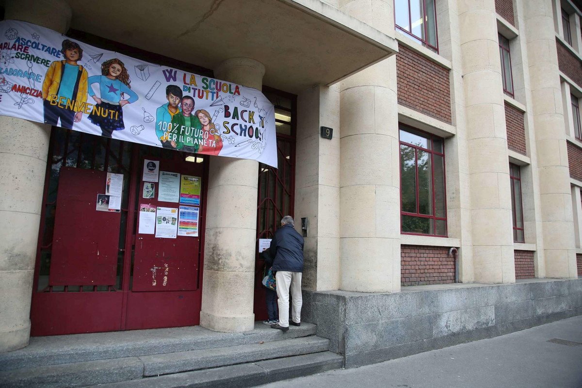 Bimbo morto a scuola a Milano: i funerali alla parrocchia Bicocca