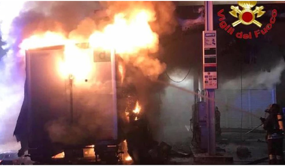Camion di banane si incendia al distributore di benzina di Melegnano
