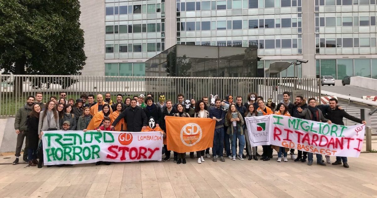 L’Halloween dei pendolari: i Giovani Democratici contro Trenord