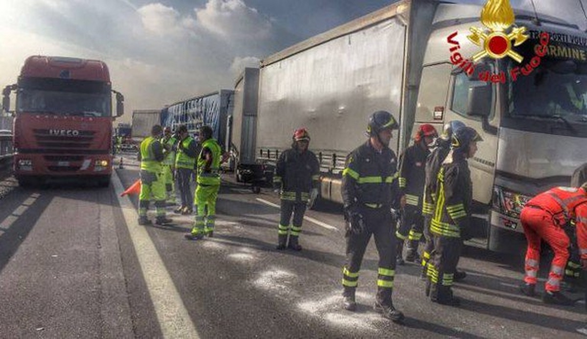 Incidente A4, schianto tra tre auto e un camion: tre feriti