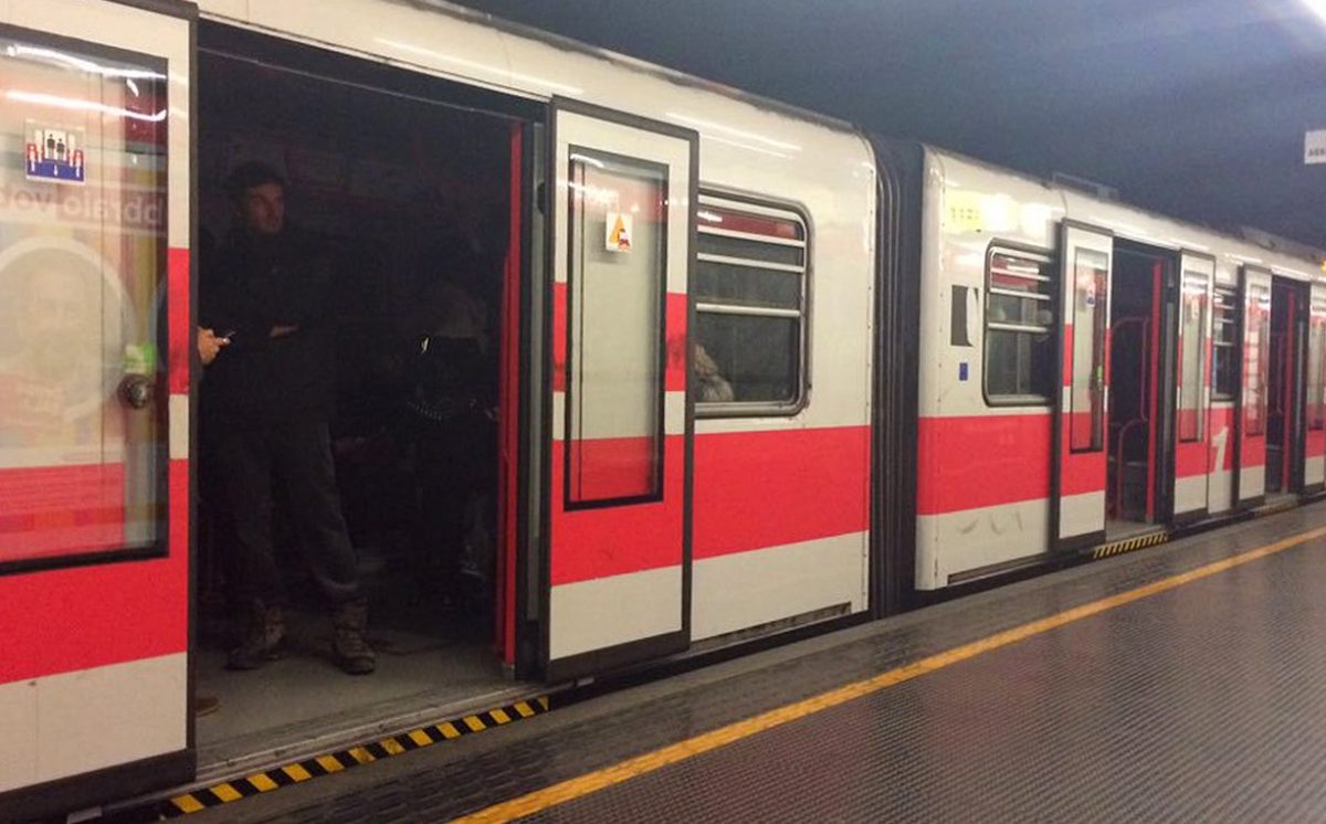 Incidente in metro a Milano, macchinista frena bruscamente: 4 feriti