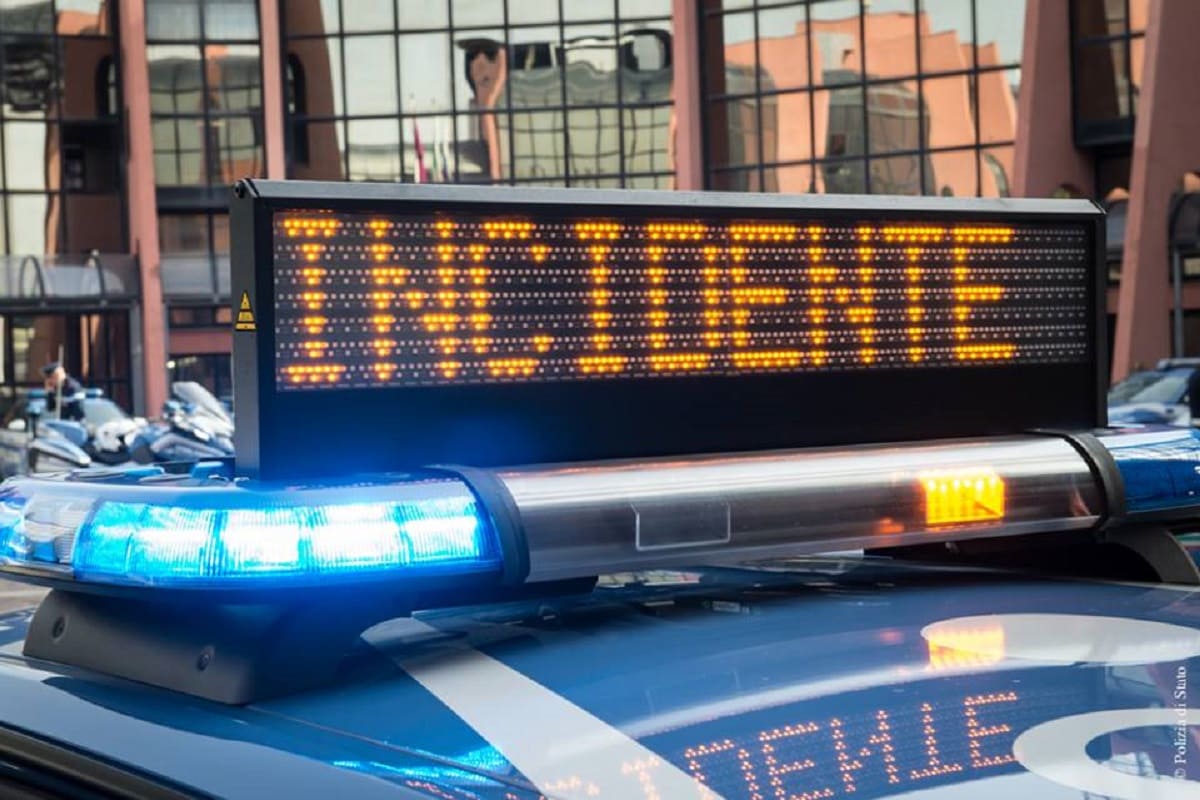 Schianto all’alba a Milano, auto sul marciapiede: feriti i conducenti