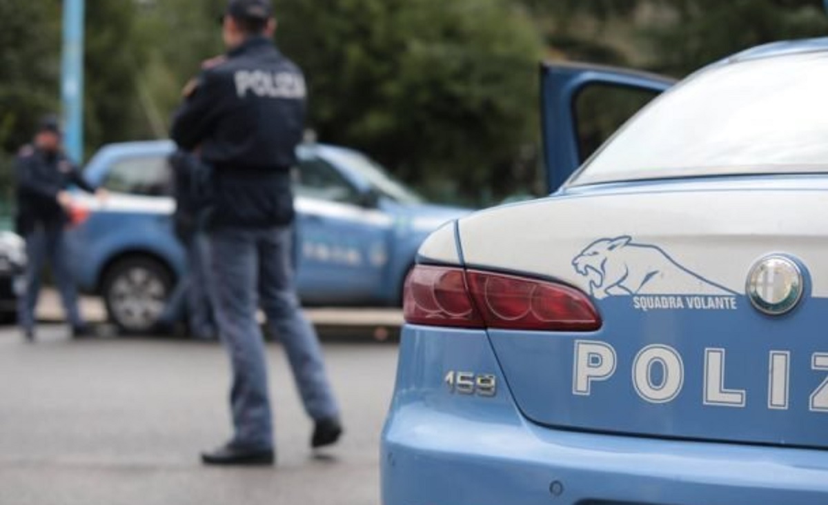 Incidente via Padova: auto contro furgone, 6 scooter abbattuti