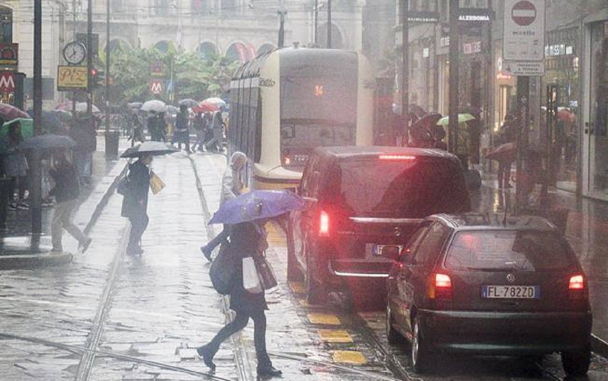 Maltempo a Milano: metro interrotta e strade allagate