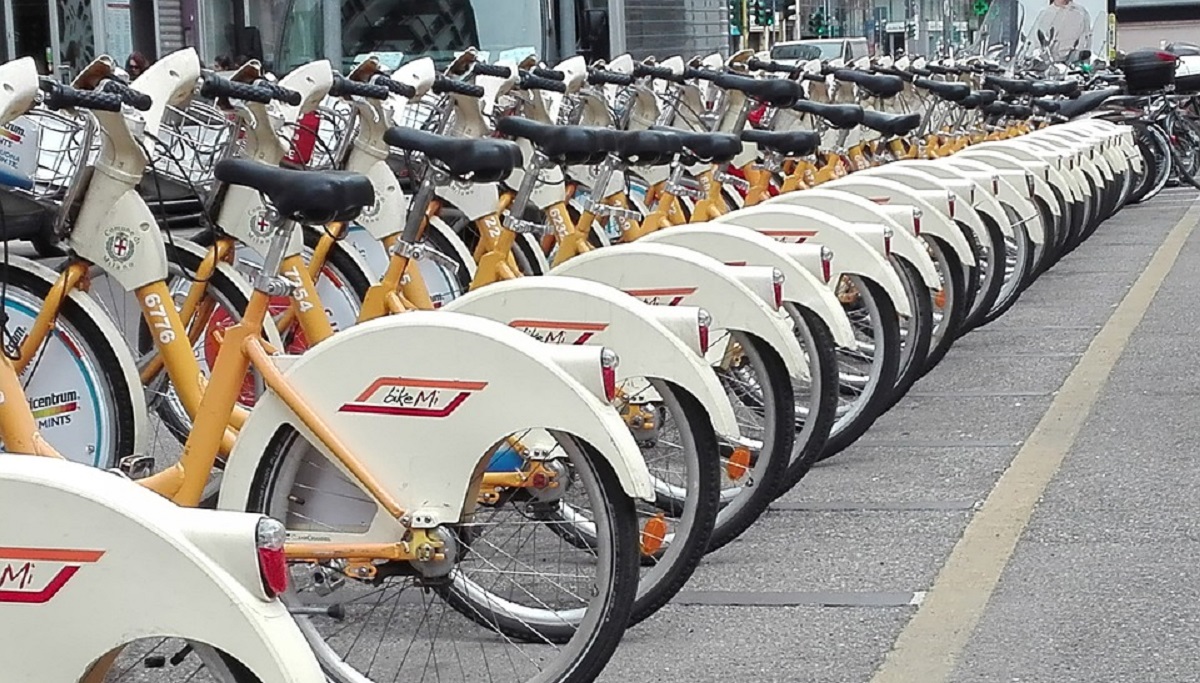 Sharing mobility a Milano: più bike, scooter e monopattini