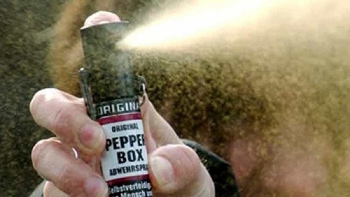 Spray al peperoncino in classe a Milano: problemi respiratori per 10 studenti