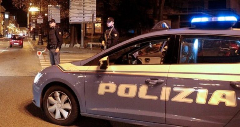 Uomo armato di coltello minaccia i poliziotti: arrestato 47enne