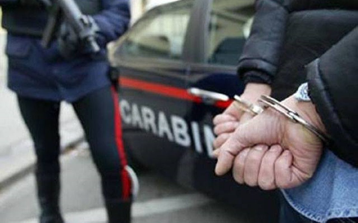 Guida Share’ngo senza patente e aggredisce i carabinieri: arrestato