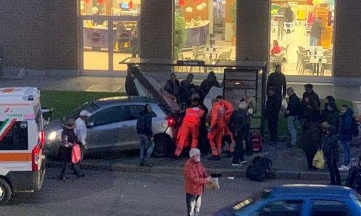 Auto contro pensilina dell’autobus in via Novara: due feriti