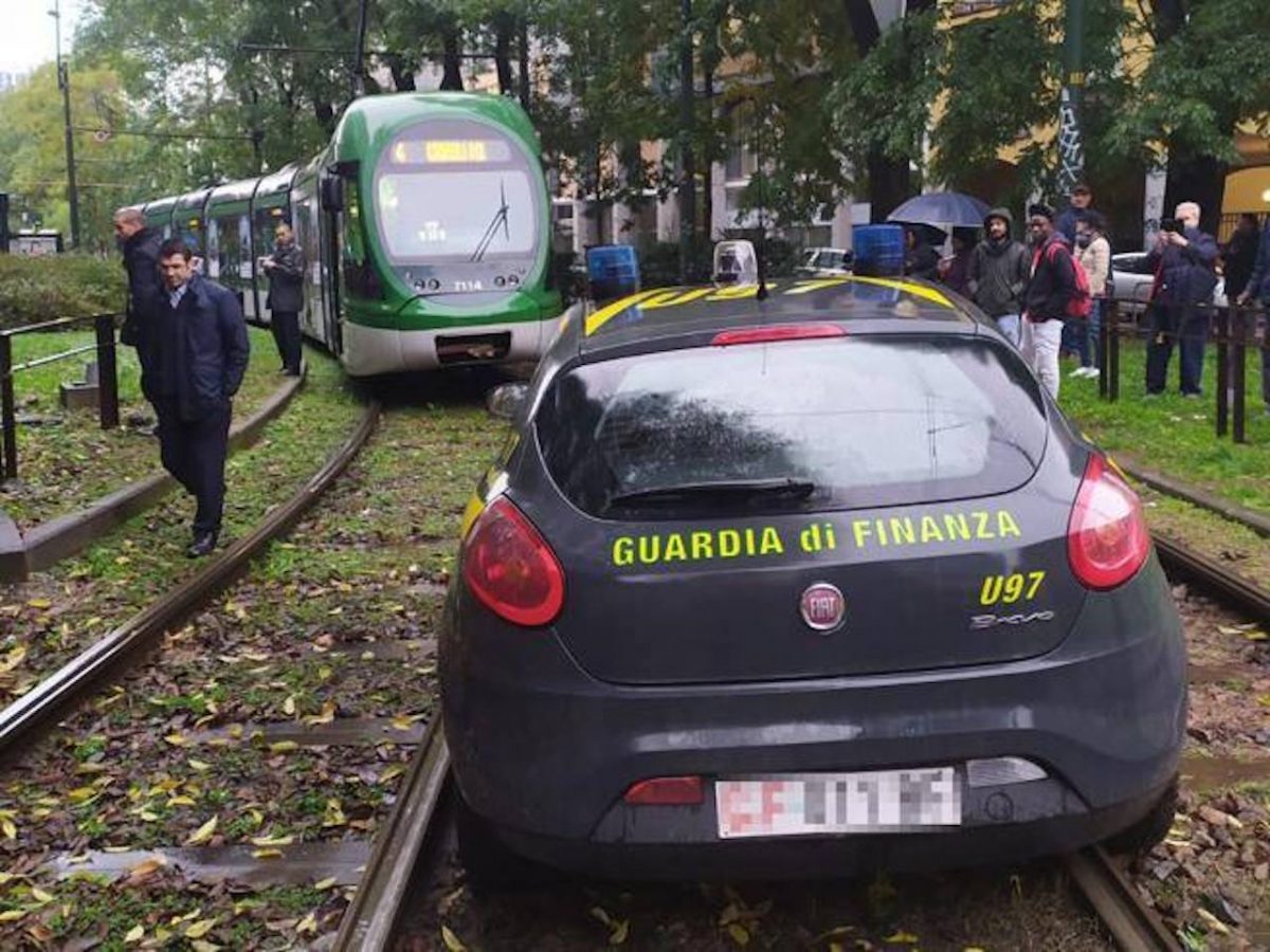 Auto della Guardia di Finanza finisce sui binari del tram: traffico in tilt