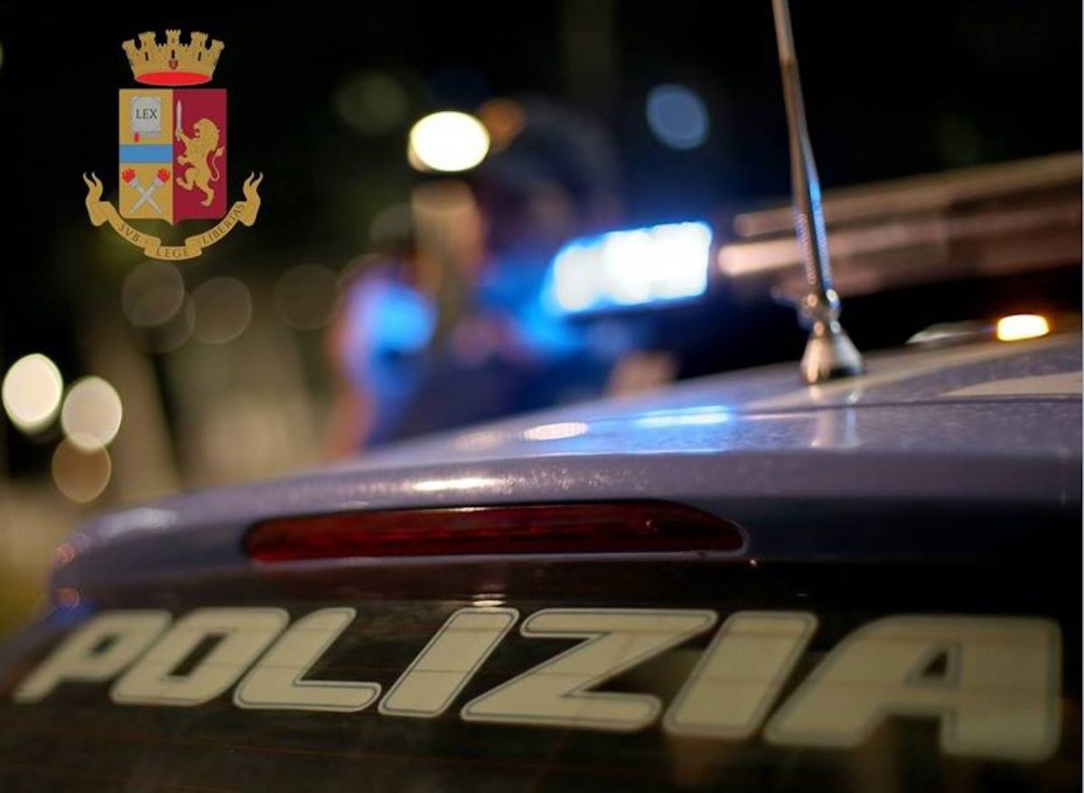 Guida ubriaco contromano in via Palmanova: 25enne aggredisce gli agenti