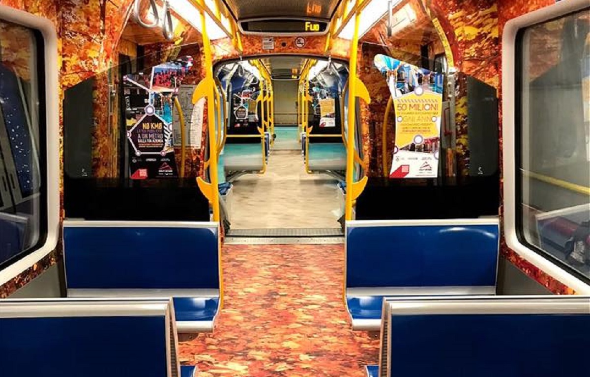 Metro lilla a Milano: passeggeri “immersi” nella pubblicità