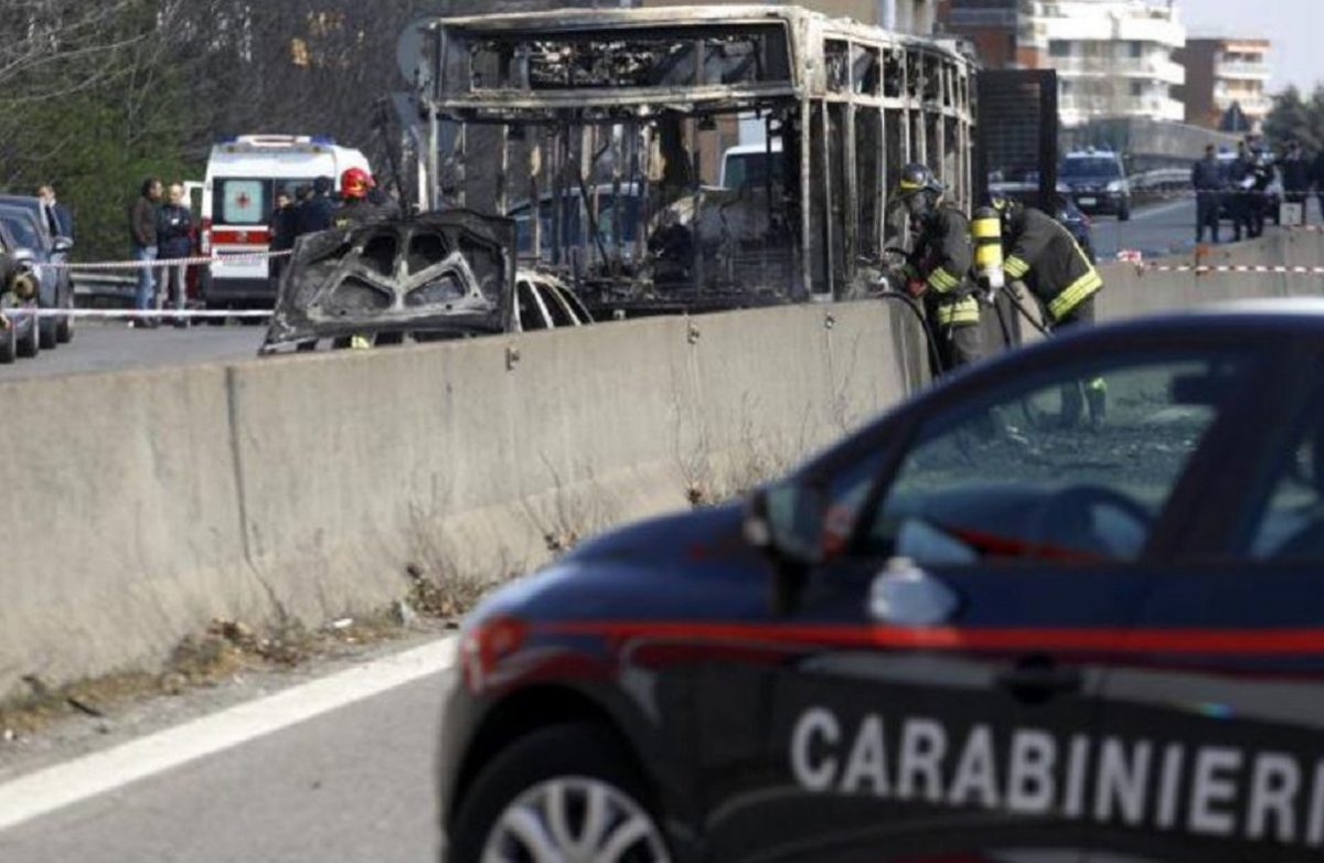 Bus incendiato a Milano: Sy cambiò turno e comprò un taser