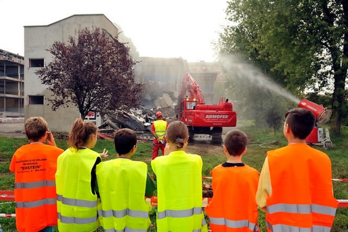 Sì alla demolizione della scuola in via Rimini: chiusa per amianto