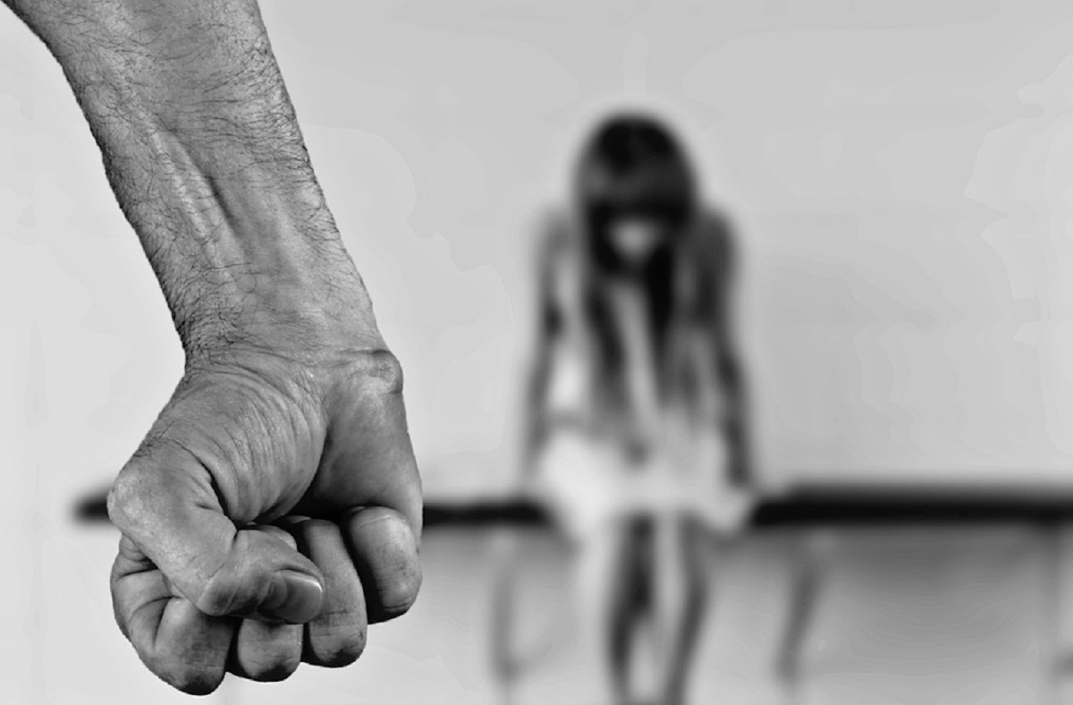 14enne denuncia compagno della madre dopo anni di violenze
