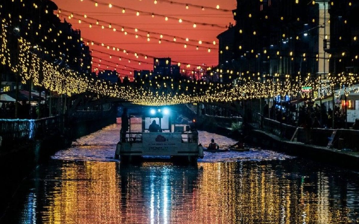 Luci di Natale sui Navigli: il giro in barca per lasciarsi incantare